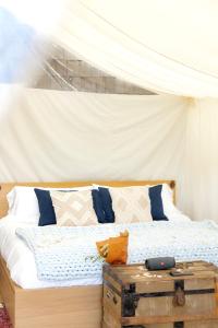 Postel nebo postele na pokoji v ubytování Lux Remote Glamping Hideaway + 37 fotografií