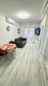 ein Wohnzimmer mit einer Couch und einem Tisch in der Unterkunft Playa del Cura apartment with 2 bedrooms in Torrevieja