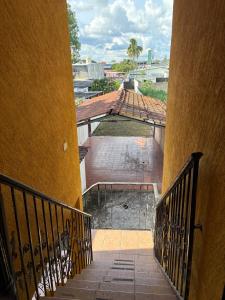- une vue sur un escalier depuis un bâtiment dans l'établissement Bonita casa grande en la mejor ubicación de cunduacan, à Cunduacán