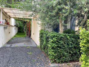 a walkway leading into a house with a fence at Maison cosy et moderne aux portes de Paris in Saint-Maur-des-Fossés +6 photos