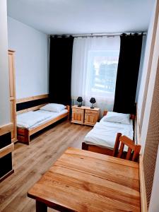 En eller flere senge i et værelse på Hostel Polskie Wrota