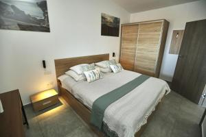 Un dormitorio con una cama grande con cabecero de madera. en Villa Sotavento Ocean Views Modern New Apartment in Natural Park, en Playa de Jandía