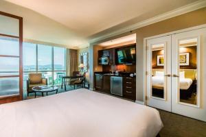 En eller flere senge i et værelse på Stunning MGM Studio Strip View 16611