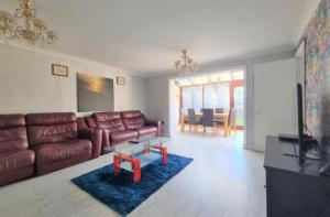 Posezení v ubytování 3BR Furnished Property in Slough Fully Furnished Independent House
