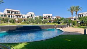 a large swimming pool in front of a building at Miel y Flor - Casa en Les Oliveres ideal para familias in Perelló