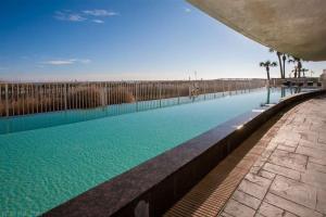 Hồ bơi trong/gần Island Tower 25th Floor Corner Condo - Amazing Views!