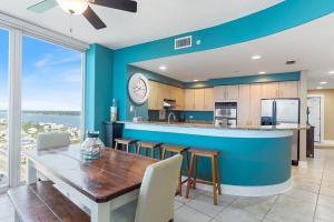 Nhà bếp/bếp nhỏ tại Island Tower 25th Floor Corner Condo - Amazing Views!