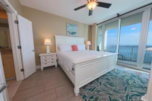 Giường trong phòng chung tại Island Tower 25th Floor Corner Condo - Amazing Views! +34 ảnh