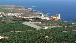 una vista aérea de una ciudad y el océano en Casa Cecilia, en Los Silos