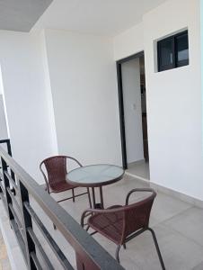 Un balcón con dos sillas y una mesa. en Departamento Relax, en Mazatlán 18 fotos más
