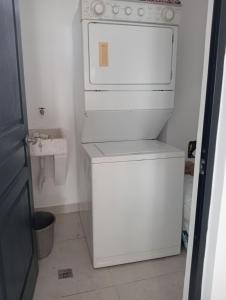 una pequeña cocina con estufa blanca y fregadero en Departamento Relax, en Mazatlán