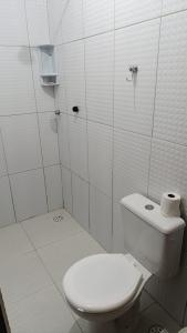 un bagno con un water bianco in una cabina di Nova casa de praia - Bairro principal a São Miguel dos Milagres