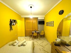 Postel nebo postele na pokoji v ubytování Yellow home Κίτρινο Σπίτι - myHomee