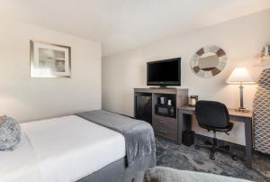 Voodi või voodid majutusasutuse American Inn & Suites Metro Airport toas