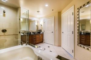 Ένα μπάνιο στο MGM 29717 Studio Strip View Balcony +22 φωτογραφίες