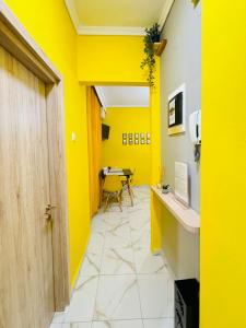 TV a/nebo společenská místnost v ubytování Yellow home Κίτρινο Σπίτι - myHomee