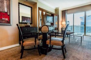 Χώρος καθιστικού στο STUNNING 1 BR MGM SIGNATURE w BALCONY 30814