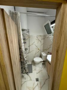 Koupelna v ubytování Yellow home Κίτρινο Σπίτι - myHomee