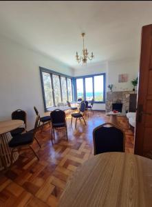 een woonkamer met een eettafel en stoelen bij Hotel boutique Paihuen in Valparaíso