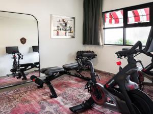 - une chambre avec 2 vélos d'exercice et un miroir dans l'établissement Palihotel Melrose, à Los Angeles