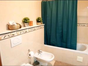 Ένα μπάνιο στο DOWNTOWN-GuestHouse +44 φωτογραφίες