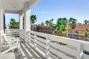 Μπαλκόνι ή βεράντα στο 1 Block to Beach South Padre Island Paradise!