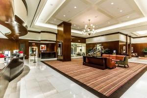 ラスベガスにあるMGM 1-BR Condo by Zelloo 33821のソファとテーブル付きの広いロビー +37枚の写真