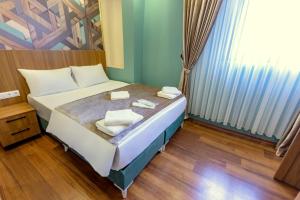 Postel nebo postele na pokoji v ubytování Şişli Of Apartment No 12