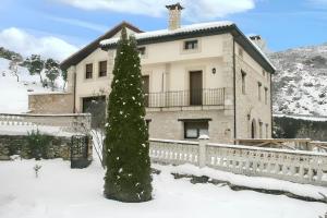 Spacious House in Merindad de Valdivielso v zime