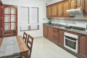 Kuchyňa alebo kuchynka v ubytovaní Charming Apartment in Arrecife City Centre - 90 m² - Parking