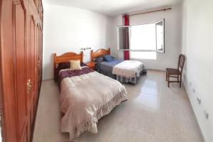 Posteľ alebo postele v izbe v ubytovaní Charming Apartment in Arrecife City Centre - 90 m² - Parking