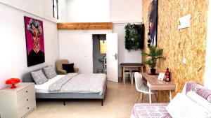 una pequeña habitación con una cama y una mesa en Soho Boho Apartments - with sunny rooftop terrace and fiber optic internet, en Alicante