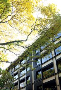 um edifício de escritórios com muitas janelas em Grand View Resort Beitou em Taipei