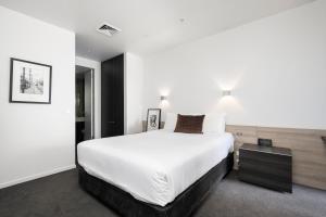 Postel nebo postele na pokoji v ubytování Tyrian Serviced Apartments Fitzroy