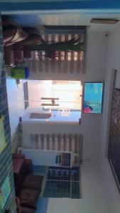 Una televisión o centro de entretenimiento en Pollyjolly Hotel And Suites