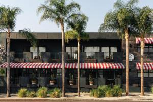 un restaurant avec des palmiers en face de lui dans l'établissement Palihotel Melrose, à Los Angeles