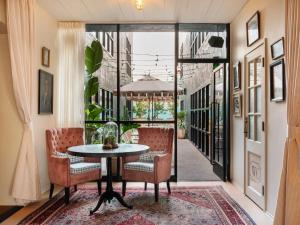 une salle à manger avec une table et des chaises dans l'établissement Palihotel Melrose, à Los Angeles