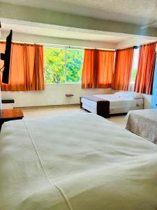 Postel nebo postele na pokoji v ubytování Hotel en Tequesquitengo