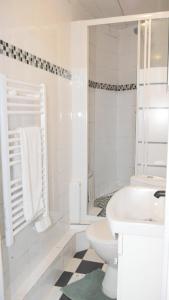 Un baño blanco con lavabo e inodoro. en Le Bac D'Eragny, en Éragny