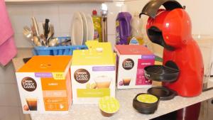 encimera con cajas de comida y tetera en Le Bac D'Eragny, en Éragny