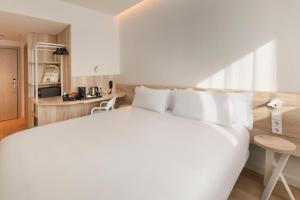 B&B HOTEL Madrid Carabanchel的厨房或小厨房