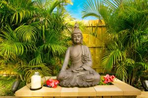 Κήπος έξω από το Beach Cottage with heated pool just off Siesta Key