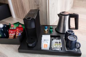 B&B HOTEL Madrid Carabanchel的咖啡和沏茶工具