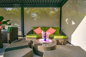 Χώρος καθιστικού στο Beach Cottage with heated pool just off Siesta Key