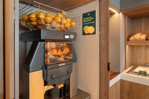 B&B HOTEL Madrid Carabanchel的厨房或小厨房