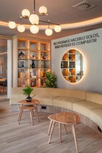 B&B HOTEL Madrid Carabanchel的休息区