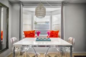 Χώρος καθιστικού στο Beach Cottage with heated pool just off Siesta Key +21 φωτογραφίες