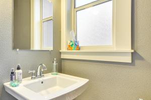 Phòng tắm tại Cozy Modern Craftsman in North Portland +16 ảnh