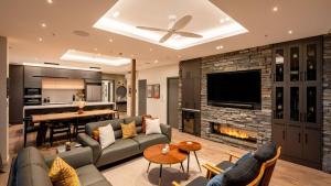 Η κουζίνα ή μικρή κουζίνα στο The Cove Penthouse- Lake Views- Free Parking- AC- BBQ