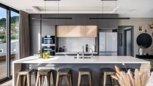 Η κουζίνα ή μικρή κουζίνα στο The Cove Penthouse- Lake Views- Free Parking- AC- BBQ +42 φωτογραφίες